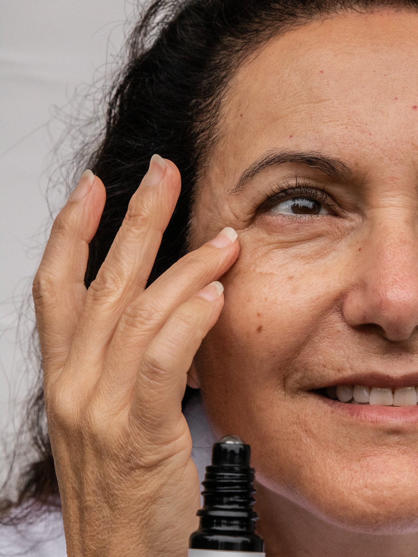 Woman applying Glow Jar Beauty Maracuja Eye Complex