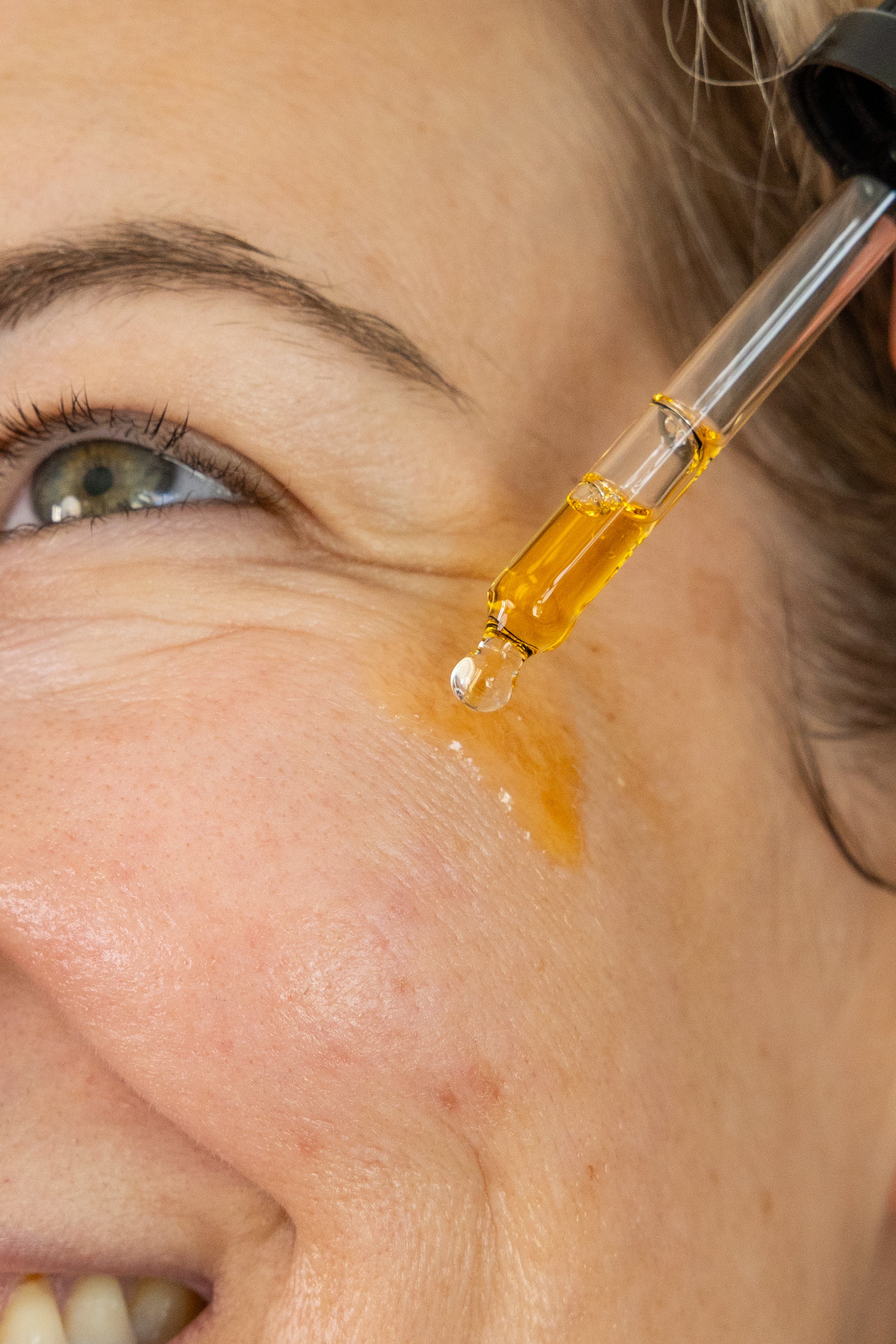 LuminousFacialOilApplication_GlowJarBeauty