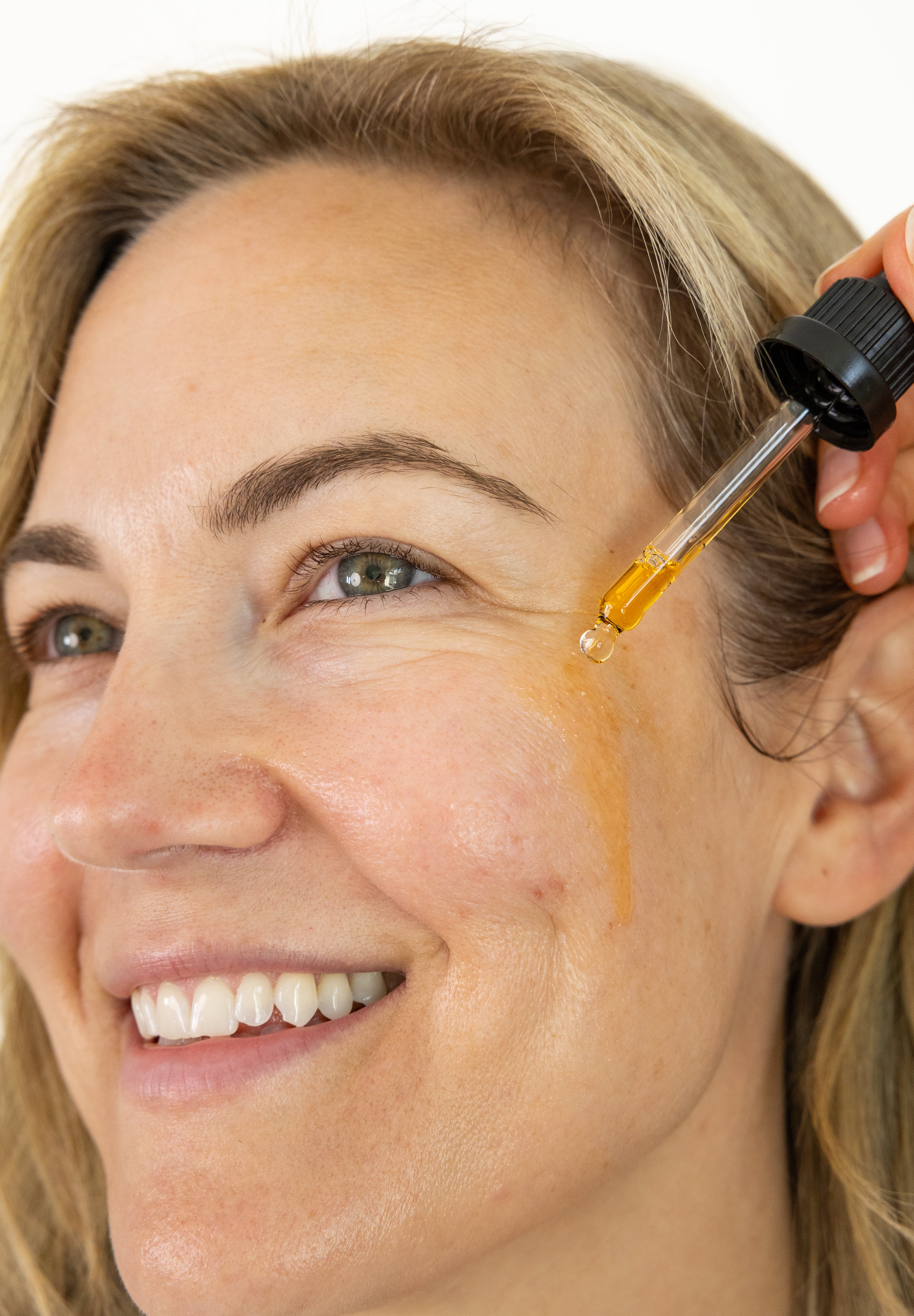 Luminous Facial Oil Application on Face GlowJarBeauty