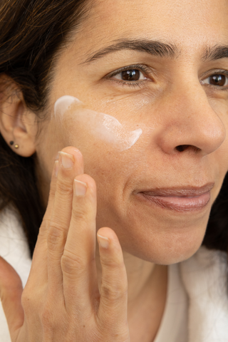 MoisturizingFaceCreamApplication_GlowJarBeauty